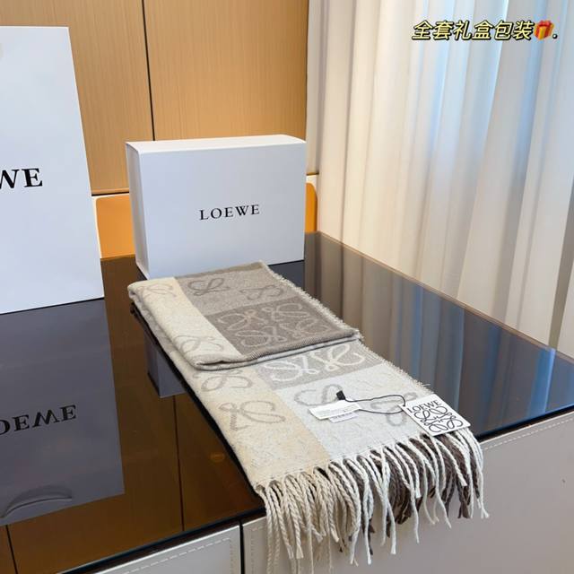 配礼盒包装 Loewe 罗意威 女士围巾披肩 百搭神器 绝对性价比 百搭时尚好款式 独家爆炸发售 这个围巾 送朋友 送妹子 送闺蜜 送妈妈 真的是独一无二的选择