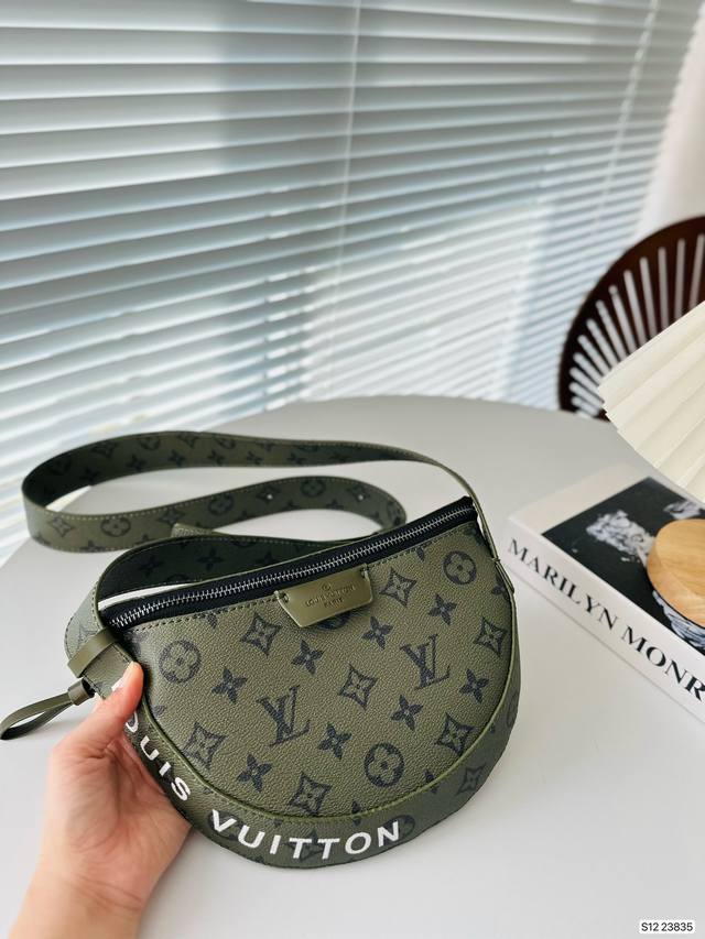 Lv Moon Crossbody 手袋以 Monogram Eclipse 涂层帆布搭配皮革饰边和肩带 考究俊逸气息不言而喻 半月形轮廓方便前后斜挎 可轻松收