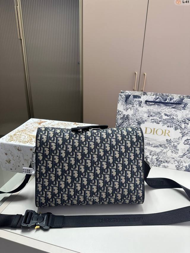 Dior 迪奥信史包 在经典信使包的基础上精心设计 融入 Dior 的标志性元素 打造休闲时尚的造型 是出行必备的好选择 L-41尺寸 30 8 22折叠盒 - 点击图像关闭