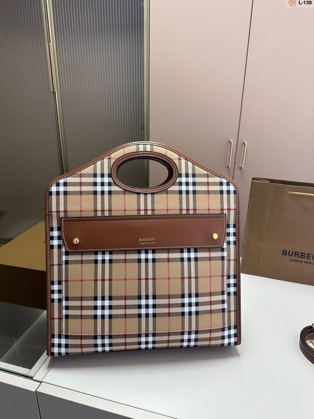 Burberry 原单货 巴宝莉专柜经典邮差包实用耐久的 Canvas 格纹水桶包 采用黄麻与棉混纺材质 顶部皮革提柄 四季必备 林心如等各大明星同款l-139