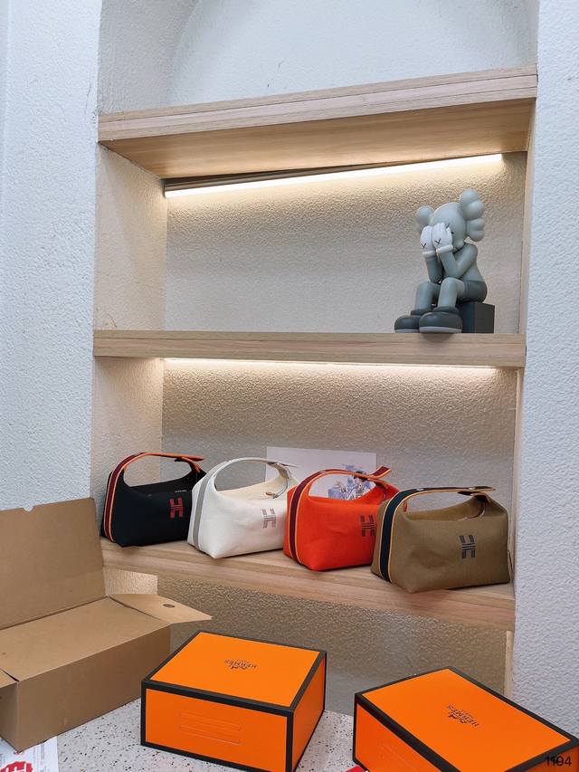 折叠 Size 25*13Cm Hermes 爱马仕 洗漱包 也叫饭盒包 非常实用 线条简洁明快 原版帆布材质