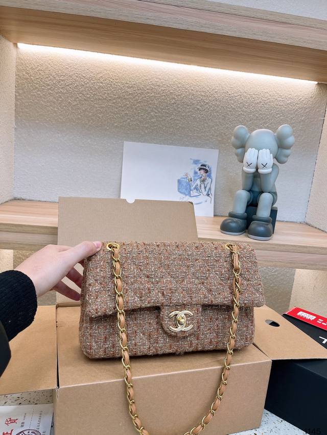 礼盒 香奈儿chanel 小香毛呢cf包 高级货原单品质 进口面料原版面料专柜对版回头率百分百哦 细节完美高端版本 内里有专柜标码 细节完美 真正的白富美专用包