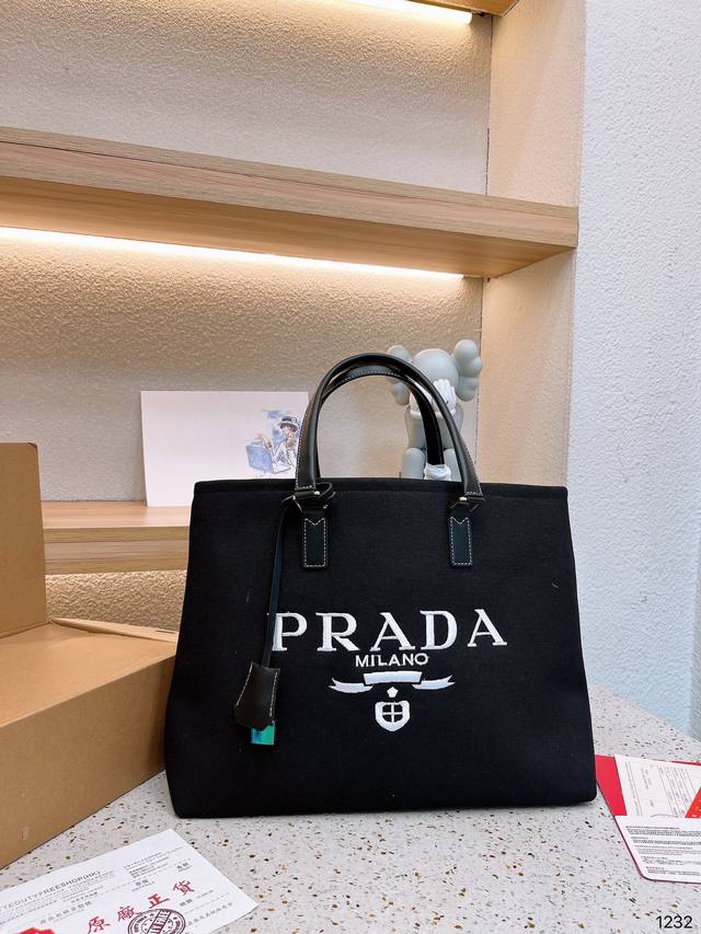 普拉达托特包 Prada时髦精品 大容量 超级可 上身绝绝子 尺寸41 32