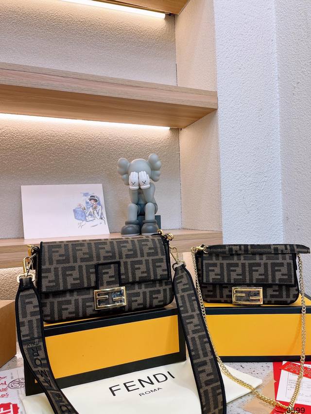 Fendi Vintage法棍包 2023年米兰时装周街拍中 潮人们背的最多的包包大概就是fendi芬迪的这款腋下包了 经典布料 有种慵慵懒懒的街头风 戚薇 R