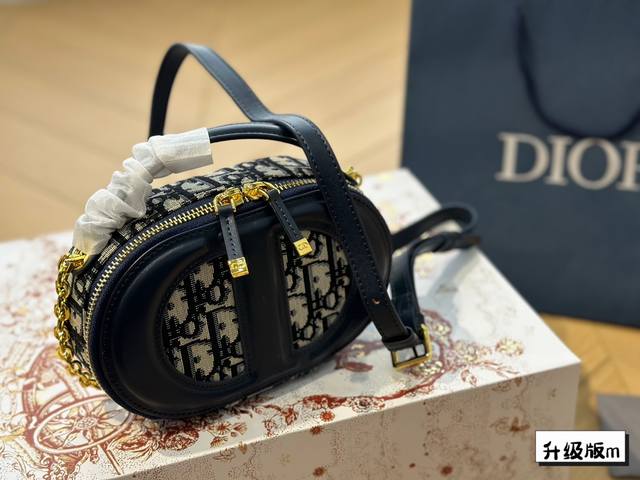 全套包装 Dior Signature 椭圆相机包 Dior Signature 椭圆相机包全新系列一出直接萌翻天 很难不火通常在金属包扣或链条装饰的cd字母这