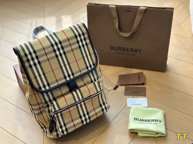 轻便又容量 Size 25*35Cm Bur双肩包 这款背包以标志性burberry Trench风衣的独创面料作为灵感来源 采用与棉质嘎巴甸同为密织结构的柔韧