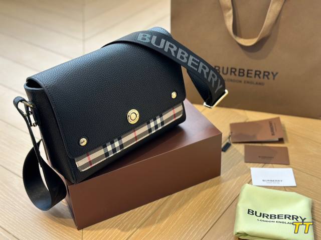 折叠盒 Burberry Note 宽肩带邮差包今天分享这款burberry Note肩包 外层是用的 小牛皮 装饰是用的 羔羊皮 肩带处饰有 Burberry