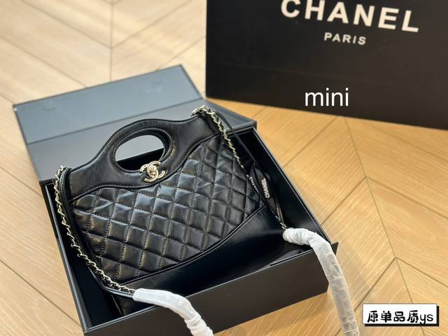 折叠盒 Chanel 31Bag31Bag再次回归就闭眼入 有什么颜色买什么颜色 图片色可能略有色差 但实物是非常好看的 容量不用说了 肩带也正好斜挎不会太长