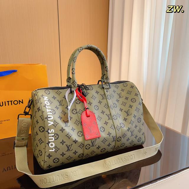 Lv 路易威登联名款keepall 40斜跨包旅行包 一只帅气能装的旅行袋 时尚爆发款火热来袭 经典设计大气可观男女通用款 包包采用原版皮质 超级厚实 耐磨 耐