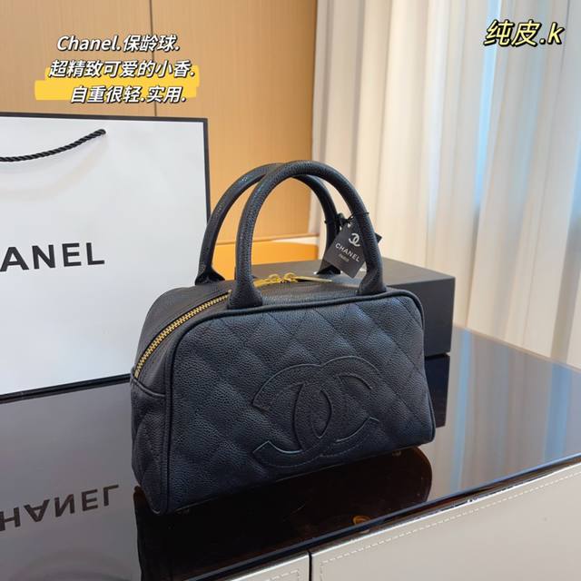 纯皮 Chanel 保龄球包 上街超炸 真的太时髦了 95年的杂志款 容量很充足 高级双面刺绣 结合一切经典的枕头包羊皮这款包是karl Lagerfeld和新