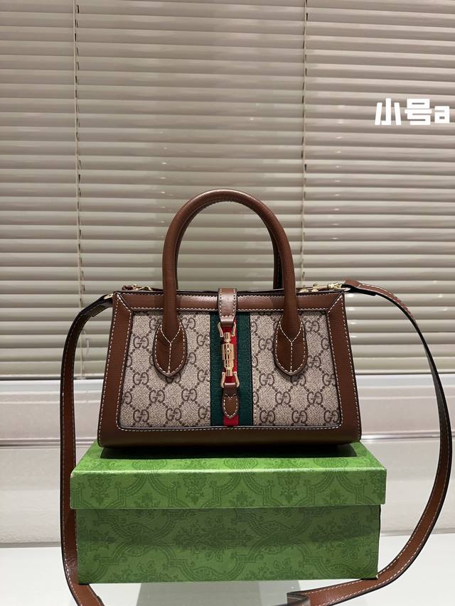 小号配礼盒 Gucci 新品 1961 Jackie Tote手袋 可斜挎 开挂的1961系列永不过时的jackie在秋冬时装秀 就出现的复jackie的身影