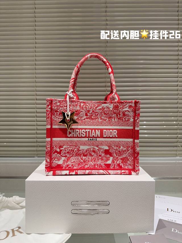 原版提花 Dior Book Tote 是由 Christian Dior艺术总监 Maria Grazia Chiuri签名的原创作品 现已成为品牌的经典之作