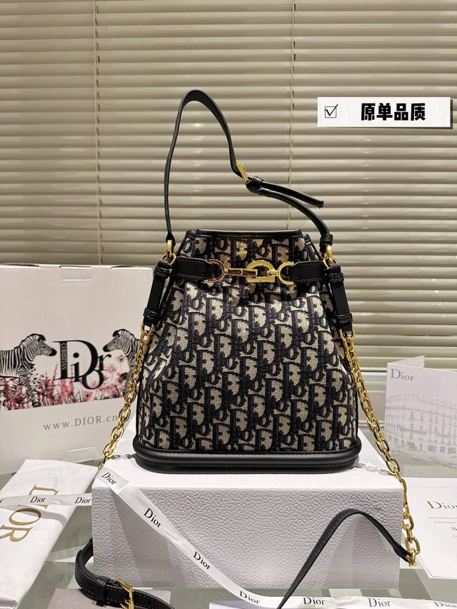 配盒 升级版 Size 24*24Cm D家 迪奥 是熱腾腾新款cestdior Bag 又酷又甜的水桶包 出門随手一拎就很好看