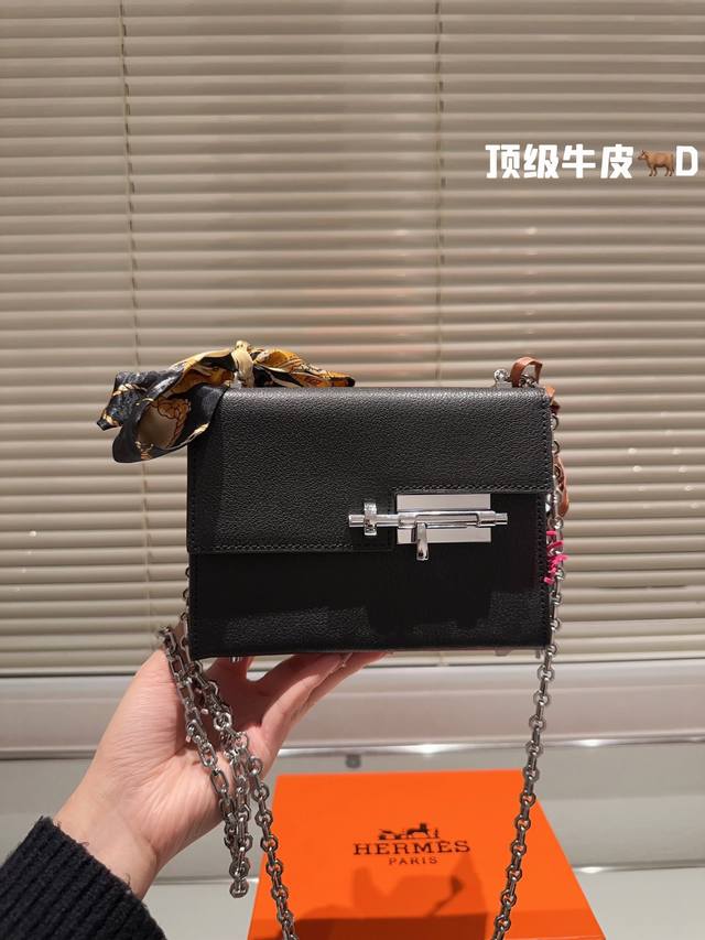 Hermes 手枪1别人买不到的爱马仕才是真快乐 Hermes Verrou Mini Verrou又被称为 手枪包 插销包 形象十足 像是一把银色的迷你手枪