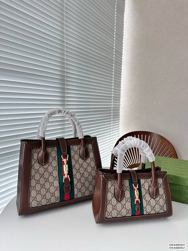 大号 小号 配盒子 Gucci Jackie 1961系列托特包 酷奇1961手提包 Jackie1961系列推出一款配有可拆卸肩帶的煥新托特包 这款单品采用交