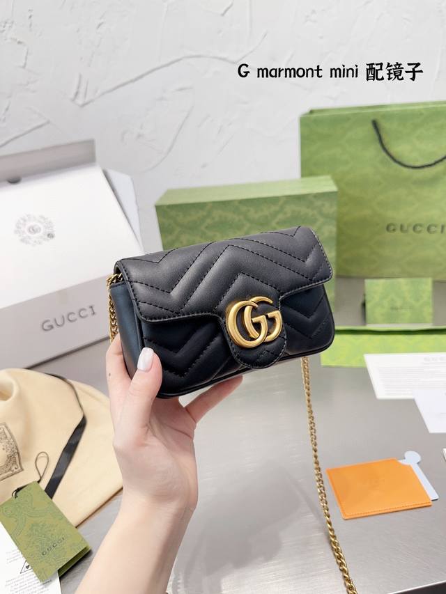 Gucci Marmont Mini牛皮 Mini就是小身材 大容量 女生出门的小物件都可以放了 容量见图 放置了手机 粉饼 钥匙 2只口红和1个u盘 其实还可