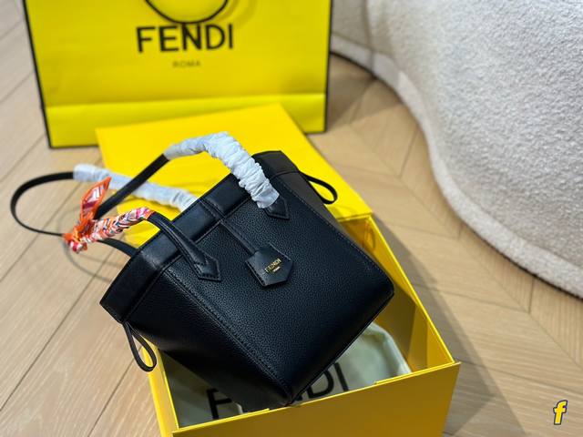 折叠盒 芬迪fendi Fendi新款折叠包origami经典老花材质搭配ff字样 灵感源自于折纸艺术 可随意变化包型 隐藏式磁扣保证物品的安全 也更加美观 打