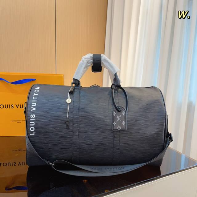 Lv 路易威登联名款keepall 50斜跨包旅行包 一只帅气能装的旅行袋 时尚爆发款火热来袭 经典设计大气可观男女通用款 包包采用原版皮质 超级厚实 耐磨 耐