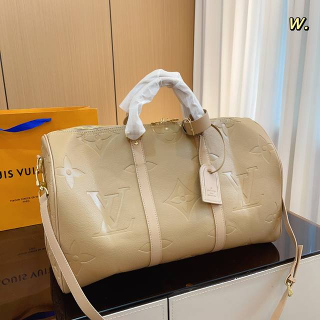 Lv 路易威登联名款keepall 50斜跨包旅行包 一只帅气能装的旅行袋 时尚爆发款火热来袭 经典设计大气可观男女通用款 包包采用原版皮质 超级厚实 耐磨 耐