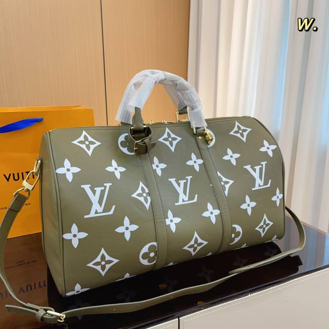 Lv 路易威登联名款keepall 50斜跨包旅行包 一只帅气能装的旅行袋 时尚爆发款火热来袭 经典设计大气可观男女通用款 包包采用原版皮质 超级厚实 耐磨 耐