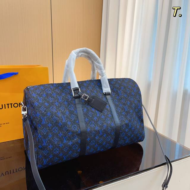 Lv 路易威登联名款keepall 45斜跨包旅行包 一只帅气能装的旅行袋 时尚爆发款火热来袭 经典设计大气可观男女通用款 包包采用原版皮质 超级厚实 耐磨 耐