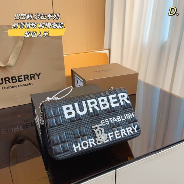 配礼盒包装 Burberry Lola 绗缝皮革萝纳包 Tb标识链条单肩包 时尚圈必备品get起来 新款邮差包 巴宝莉从不担心销量 气质摆在那里做好品质 香港购