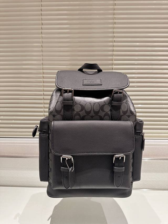 牛皮版本 Coach 印花双肩包 Sprint Backpack 多功能槽能放置小物品 翻盖搭扣与抽绳结合 正面能放置最大号的手机 可容纳市面上最大的笔记本电脑