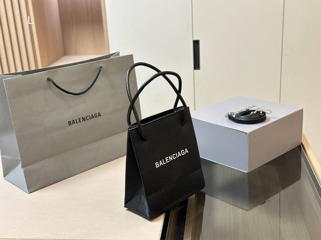 配礼盒 Ddd 巴黎世家 Ddd Balenciaga 纸袋包 Ddd 简单实用耐看 Ddd 愈看愈好看 Ddd Size 20x22 Ddd - 点击图像关闭