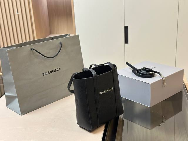 配礼盒 Ddd 巴黎世家 Ddd Balenciaga 手机包 Ddd 简单实用耐看 Ddd 愈看愈好看 Ddd Size 20x23 Ddd - 点击图像关闭