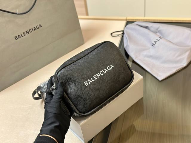 配礼盒 Ddd 巴黎世家 Ddd Balenciaga 相机包 Ddd 简单实用耐看 Ddd 愈看愈好看 Ddd Size 15x20 Ddd - 点击图像关闭