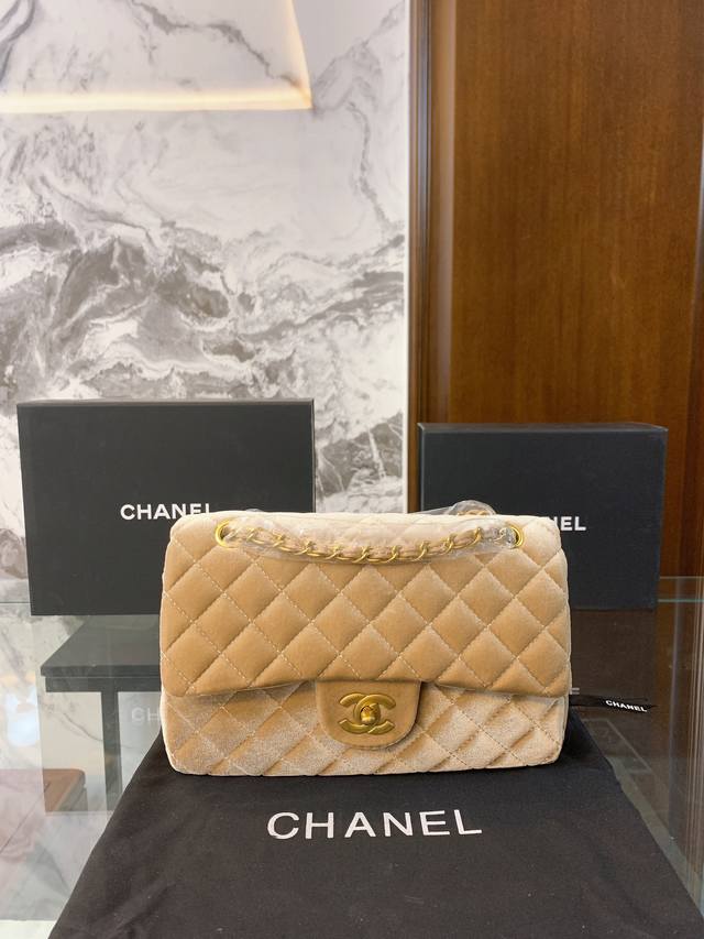 礼盒包装 Ddd Chanel 绝美 山茶花刺绣 Cf 无疑是个美胚子简直就是狙击小仙女们心脏的利器珍珠女孩的优雅与温柔就像珍珠本身的特质光泽一般在召唤着双目