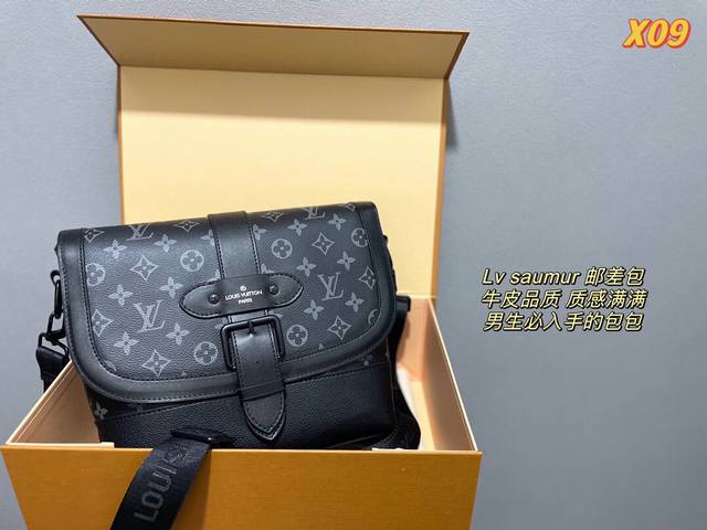 新款 Louis Vuitton 邮差包saumur 邮差包 本款全新邮差包致敬路易威登于 1986 年推出的标志性马术风 Saumur 手袋 以 Monogr