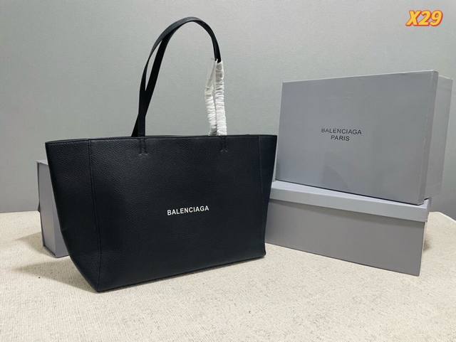 Balenciaga Tote Bag 巴黎世家托特包的 Ddd 超级能装东西里面附有一个拉链口袋可以放卡包什么的这样就不容易不见或者被偷啦前面logo的地方也