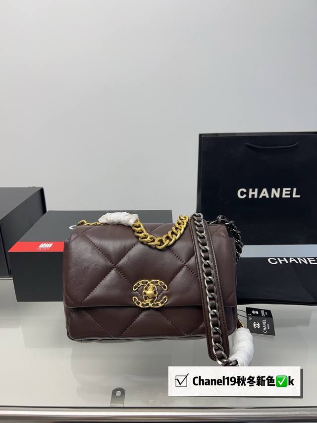 折叠盒 Ddd Chanel19 Bag Ddd 自从欧阳娜娜带货后全球断货很难买到 皮质是羊皮有点像羽绒服包包 但是19的点睛之笔是什么呢 格子放大 格子放大