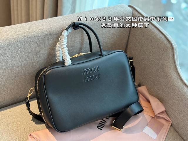 无盒 Ddd Size 35x22Cm Ddd Miumiu保龄球 公文包 Ddd 采用小牛皮 Ddd 皮质光滑细腻柔软 Ddd 棉质缎面衬里 Ddd 背起来都