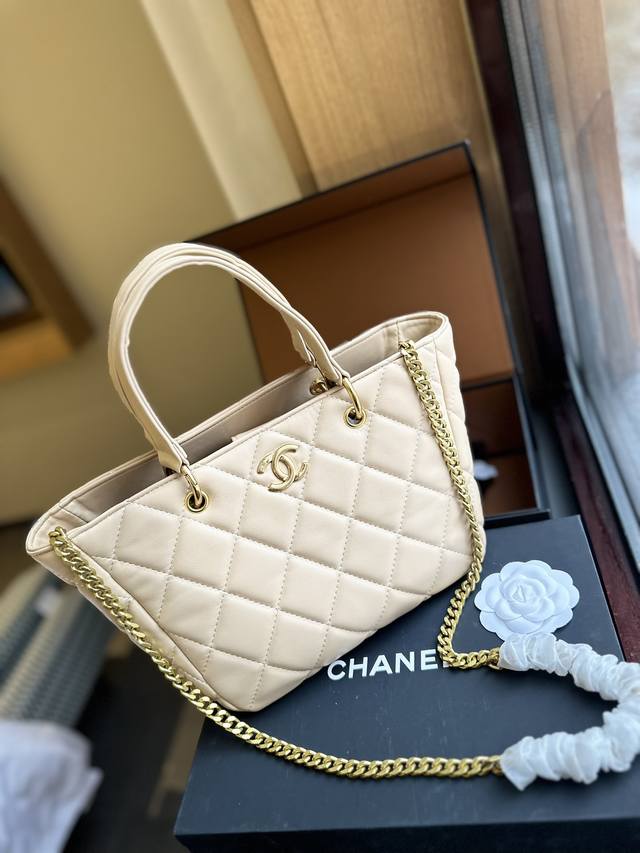 折叠礼盒包装 Ddd Chanel 23B新品 菜篮子 Tote Ddd 黑色系的搭配很适这季节 Ddd 复古氛围感瞬间拉满 尺寸25Cm Ddd