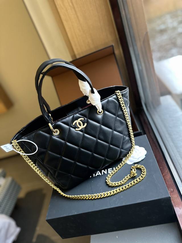 折叠礼盒包装 Ddd Chanel 23B新品 菜篮子 Tote Ddd 黑色系的搭配很适这季节 Ddd 复古氛围感瞬间拉满 尺寸25Cm Ddd