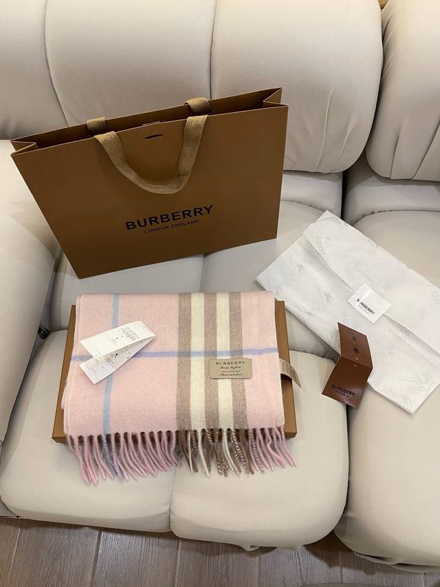 专柜礼盒 5 Ddd Burberry 美拉德色系 轻松拿捏秋冬装扮 不夸张的说巴宝莉战马围巾就是好看 经典的那股子味道一般品牌赶不上 Ddd 羊绒的很柔软 双