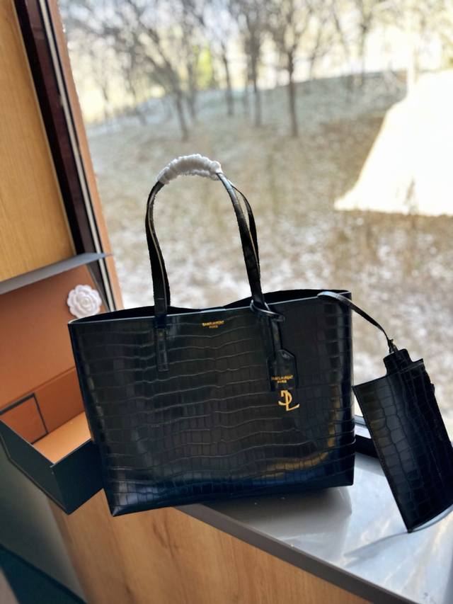 Ysl Shopping Bag圣罗兰最经典之-的shopping Bag购物袋包包来啦可非常柔软的牛皮材质 比较耐磨耐刮擦 轻便又百搭 需要通勤包包的小红薯们