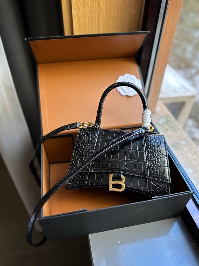 折叠礼盒包装 Ddd Balenciaga 巴黎世家本季重磅hourglass沙漏包 独特的标志性弧线形状造型极具辨识度 一眼就让人眼前一亮呀超炫酷 表面光滑平 - 点击图像关闭