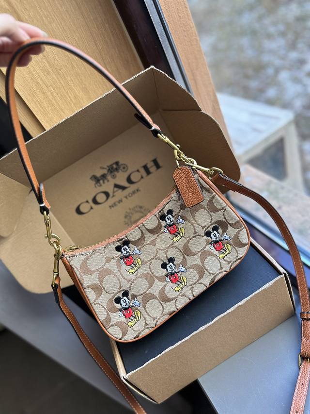 礼盒包装 Ddd Coach 新品 Teri腋下包 Ddd Coach蔻驰 隆重回归的香布雷系列 结合了 Teri腋下包 奢华细腻的面料搭配时尚雅致的teri腋