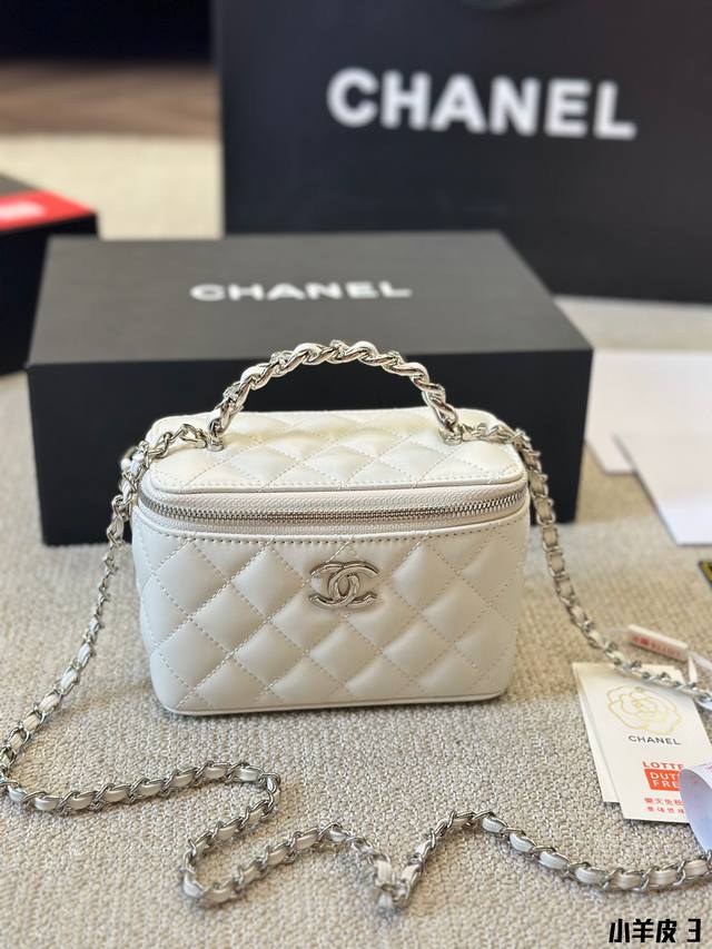 小羊皮 Ddd 新品 Chanel 23K秋冬化妆长盒子 Ddd 白色化妆包 Ddd 自带镜子 随身随地可补妆 Ddd 低调优雅的钌银色手柄镶嵌小钻石 Ddd