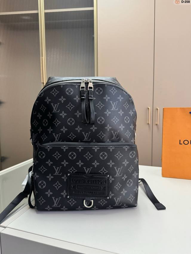 Lv 新品 双肩包 重新演绎远足背包的精神 老花色调搭配多个口袋和一块带摁扣的皮革翻盖 以确保包内物品安全 精美百搭 D-258尺寸 28 18 38 Ddd