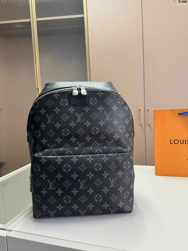 Lv 新品 双肩包 重新演绎远足背包的精神 老花色调搭配多个口袋和一块带摁扣的皮革翻盖 以确保包内物品安全 精美百搭 D-258尺寸 28 18 38 Ddd