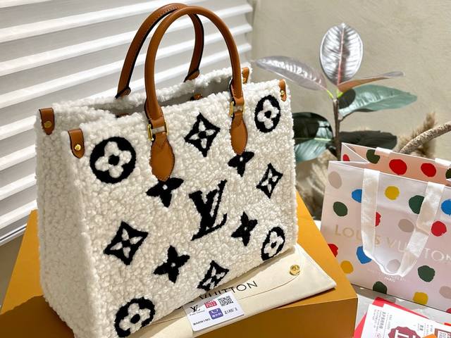 羊羔毛 折叠礼盒 Ddd Lv 23新品 Onthego 羊羔毛手袋 Teddy 系列 毛茸茸的真是太可了 工作 购物或周末出游 拎起 Onthego 手袋即刻