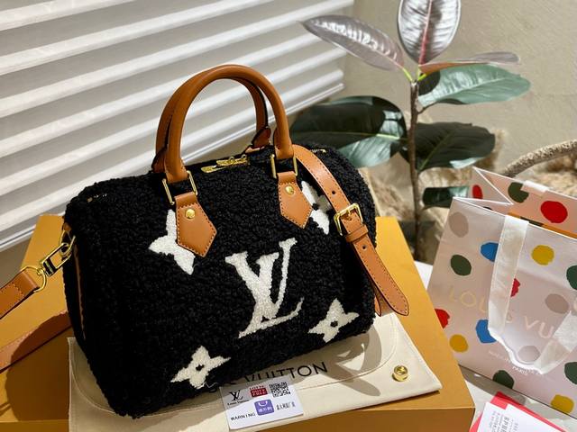 羊羔毛 折叠礼盒 Ddd Lv 23 新品 羊羔毛波士顿枕头包 Teddy 系列 毛茸茸的真是太可了 工作 购物或周末出游 即刻出发 Monogram 印花对比