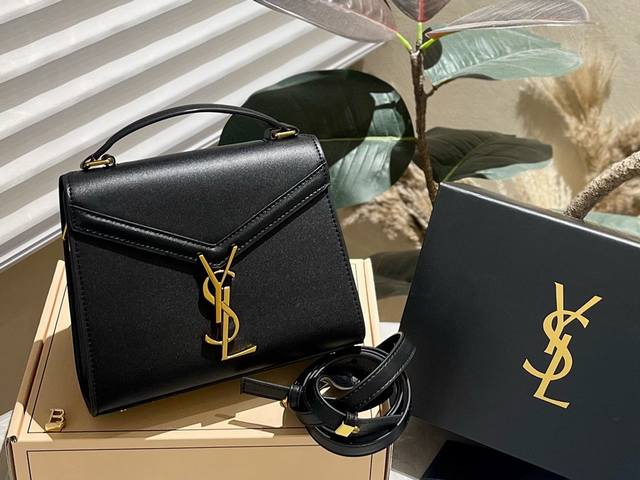 原版皮 折叠礼盒 官网飞机箱 Ddd Ysl 圣罗兰 高级cassandra信封翻盖单肩斜挎包 进口做旧五金logo烫金 附带隔层原版品质质量超赞 喜欢的美妞抓