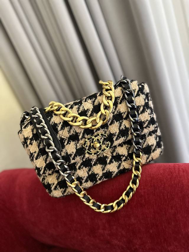 折叠礼盒包装 Ddd Chanel 19 新品绝美丝绒 最近好多明星都在背chanel 19 丝绒 这款包是由老佛爷karl Lagerfeld和chanel现