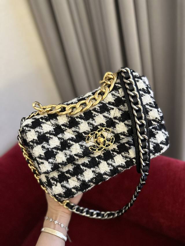 折叠礼盒包装 Ddd Chanel 19 新品绝美丝绒 最近好多明星都在背chanel 19 丝绒 这款包是由老佛爷karl Lagerfeld和chanel现