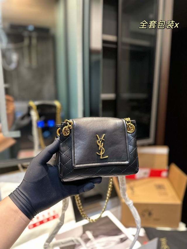 折叠飞机礼盒 Ddd 圣罗兰ysl Nolita 这款真的不用多说 知道的人都懂 这款目前算是 Ysl家最难买的包了 日常容量完全够 性价比超高 羊皮材质手感一